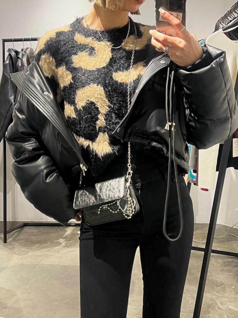 ブラック系のデニムパンツ、ブラック系のブーツ、ブラック系のダウンジャケット/コートを着用したレディースの冬コーディネートの5枚目の写真