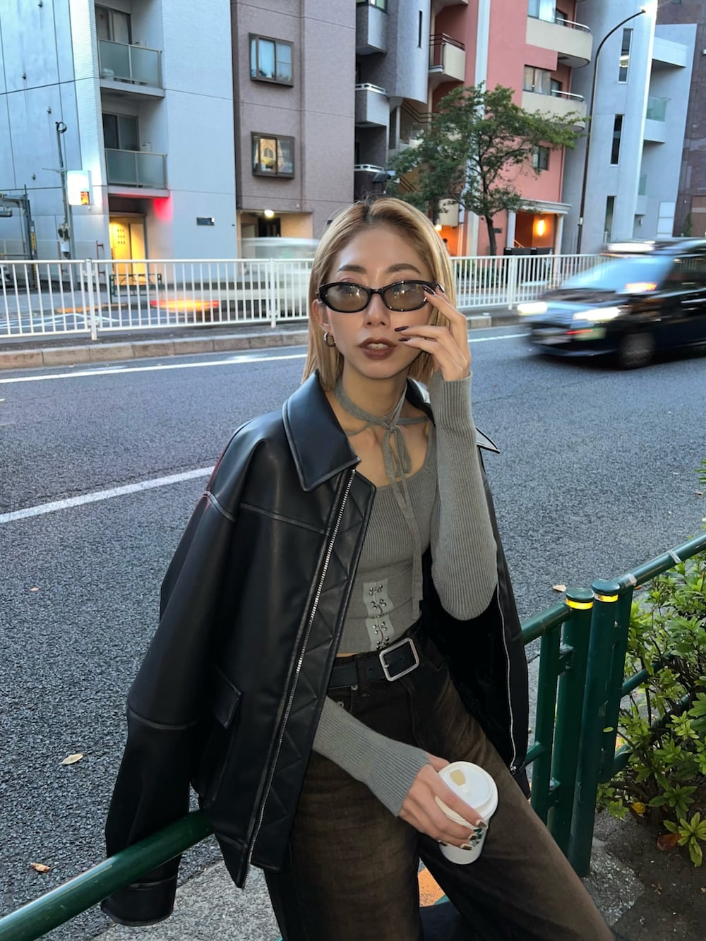 ブラック系のブルゾン、ブラック系のデニムパンツ、グレー系のニット/セーターを着用したレディースの秋コーディネートの3枚目の写真