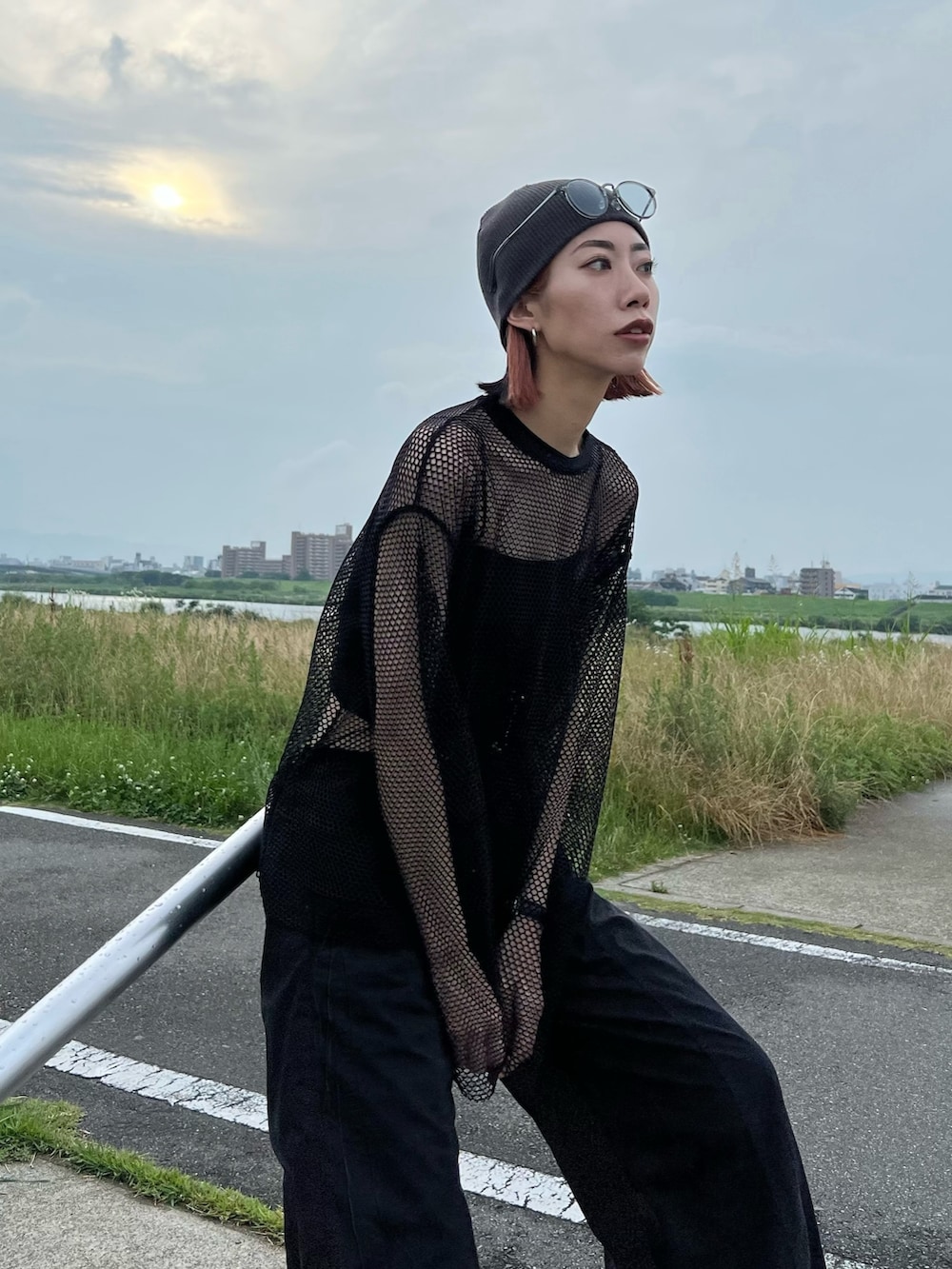 「EMODA、オールブラック、スニーカーコーデ、ニューバランス、ニューバランス2002、メッシュ、メッシュトップス、ニットキャップ」｜「EMODAのメッシュオーバートップ（Tシャツ/カットソー、ブラック系）」を使った、大谷亜宥茄 (EMODA)さん（レディース・170cm）の夏コーディネートの4枚目の写真