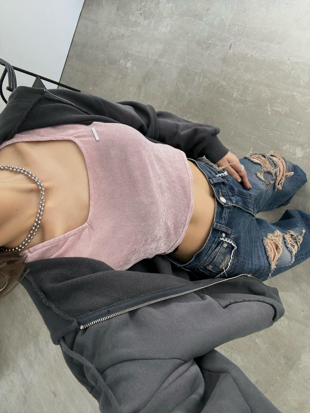ブルー系のデニムパンツ、グレー系のパーカーを着用したレディースの冬コーディネートの5枚目の写真