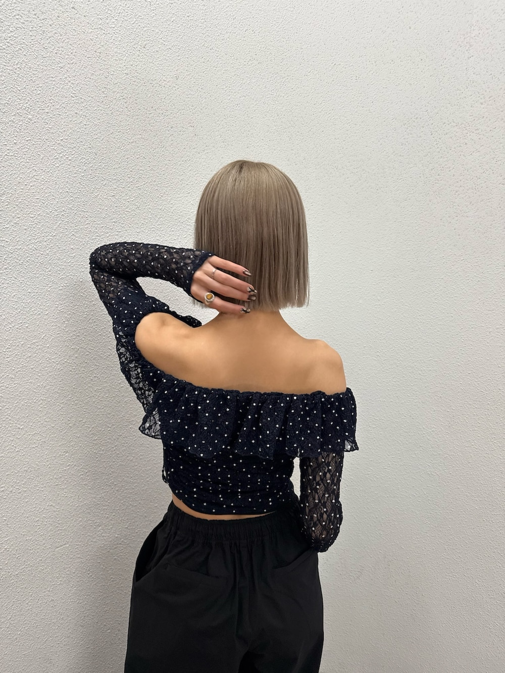 ブラック系のその他パンツ、ブルー系のTシャツ/カットソー、ホワイト系のパンプスを着用したレディースの秋コーディネートの4枚目の写真