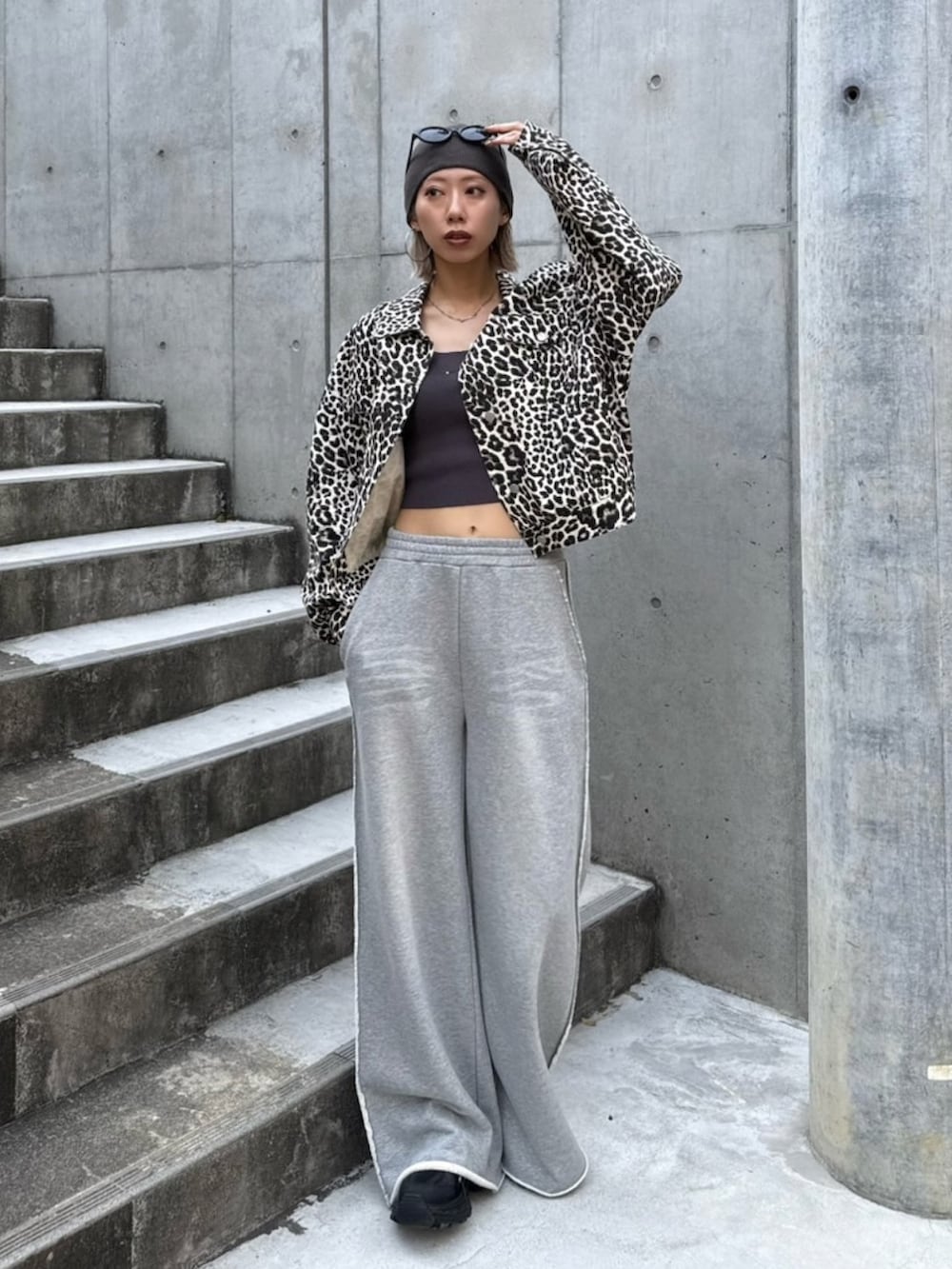 グレー系のスウェットパンツ、グレー系のTシャツ/カットソー、ホワイト系のブルゾンを着用したレディースの秋コーディネートの2枚目の写真