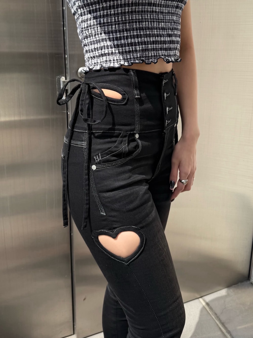 ブラック系のデニムパンツ、ブラック系のサンダル、その他のキャミソールを着用したレディースの春コーディネートの4枚目の写真