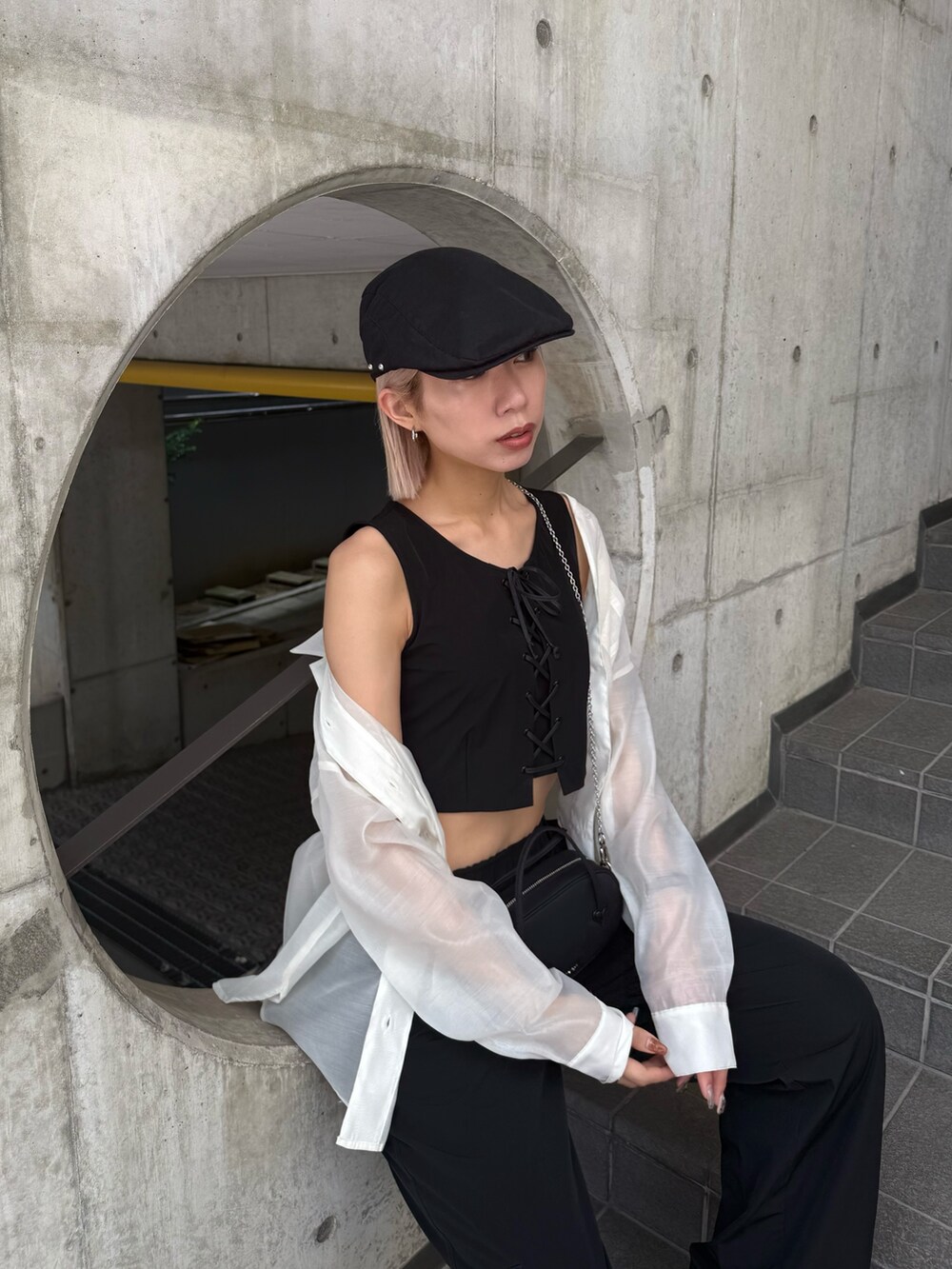 ブラック系のその他パンツ、ブラック系のTシャツ/カットソー、ホワイト系のシャツ/ブラウスを着用したレディースの夏コーディネートの2枚目の写真