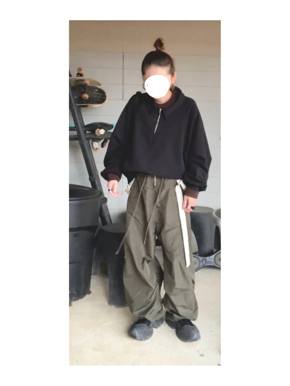 ブラック系のスウェット、ブラウン系のTシャツ/カットソー、グリーン系のサロペット/オーバーオールを着用したレディースの冬コーディネートの3枚目の写真