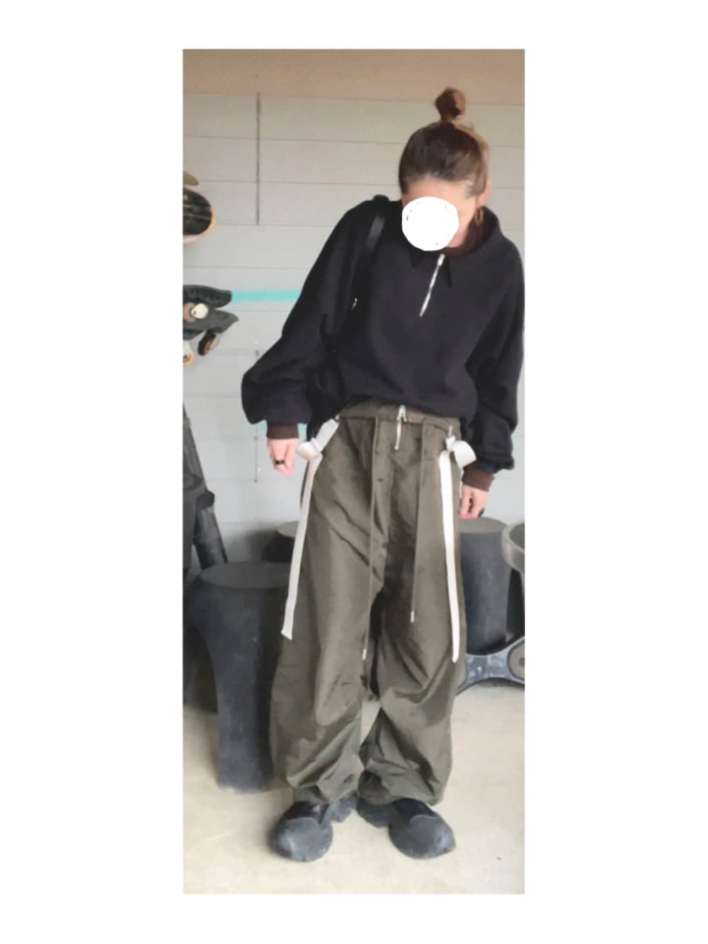 ブラック系のスウェット、ブラウン系のTシャツ/カットソー、グリーン系のサロペット/オーバーオールを着用したレディースの冬コーディネートの2枚目の写真