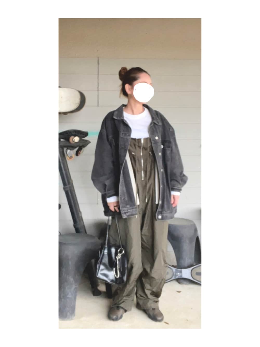 ホワイト系のTシャツ/カットソー、ブラック系のデニムジャケット、グリーン系のサロペット/オーバーオールを着用したレディースの春コーディネートの2枚目の写真