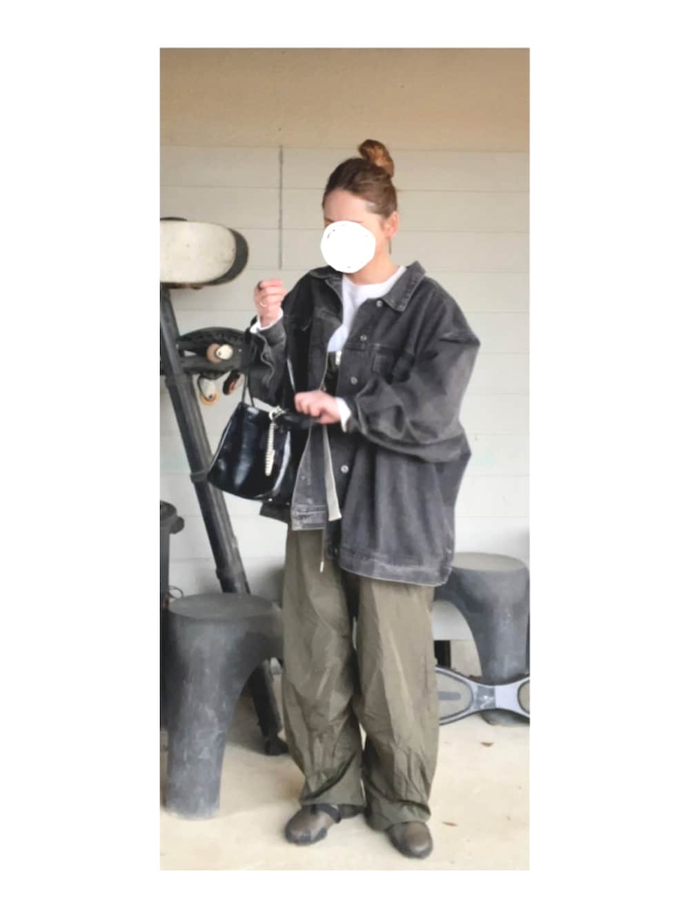 ホワイト系のTシャツ/カットソー、ブラック系のデニムジャケット、グリーン系のサロペット/オーバーオールを着用したレディースの春コーディネートの3枚目の写真