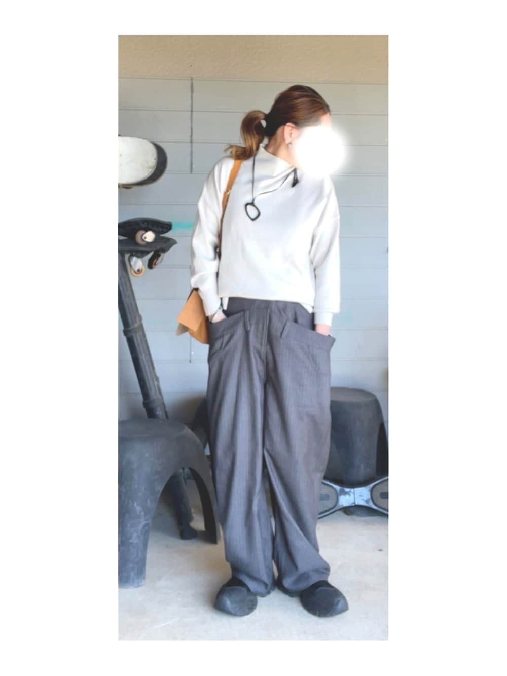 ホワイト系のニット/セーター、グレー系のその他パンツ、ブラウン系のショルダーバッグを着用したレディースの春コーディネートの3枚目の写真