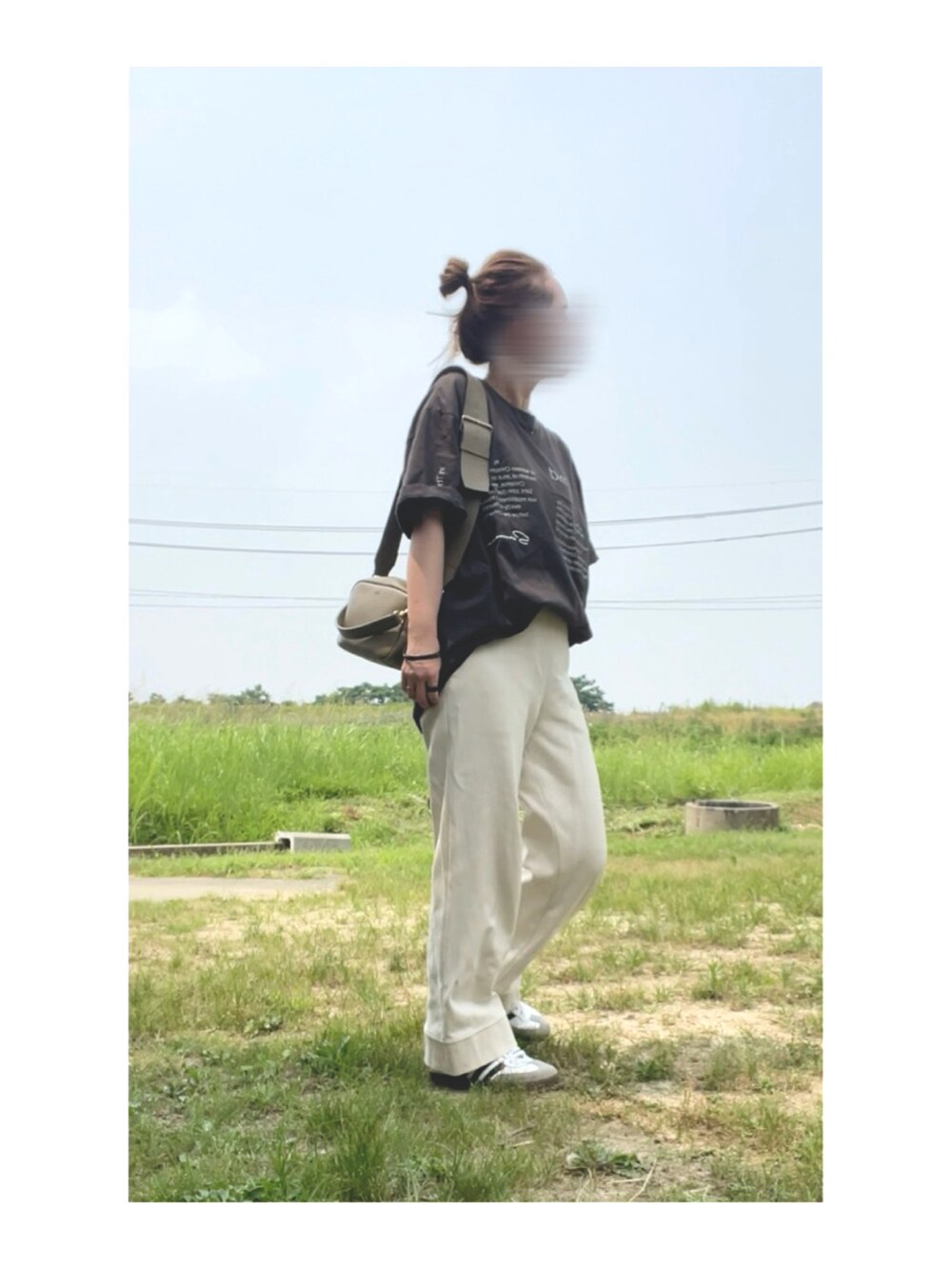 ブラック系のTシャツ/カットソー、ホワイト系のスウェットパンツ、ベージュ系のバッグを着用したレディースの夏コーディネートの2枚目の写真