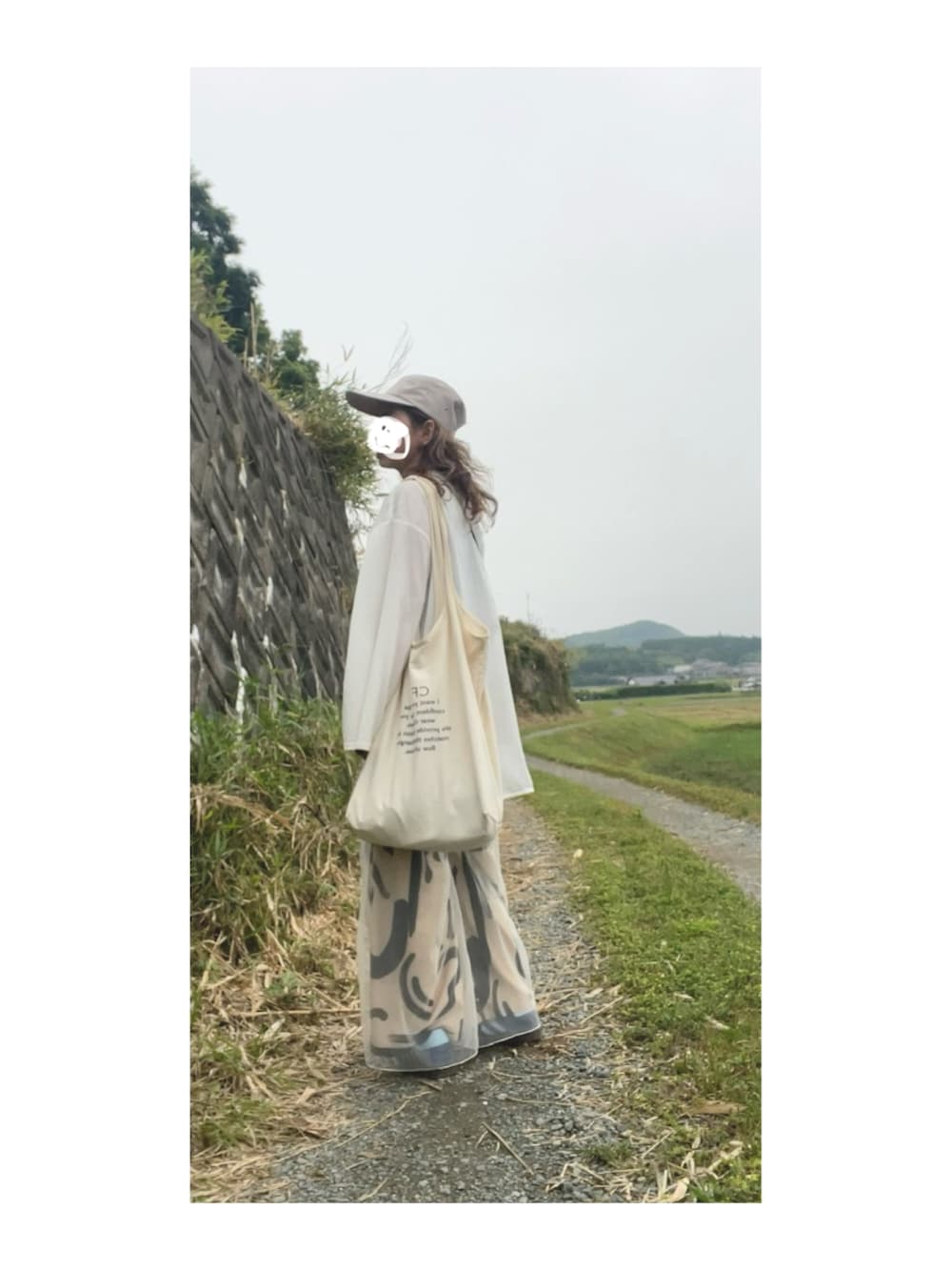 ホワイト系のTシャツ/カットソー、ホワイト系のパンツ、ブルー系のスニーカーを着用したレディースの春コーディネートの2枚目の写真