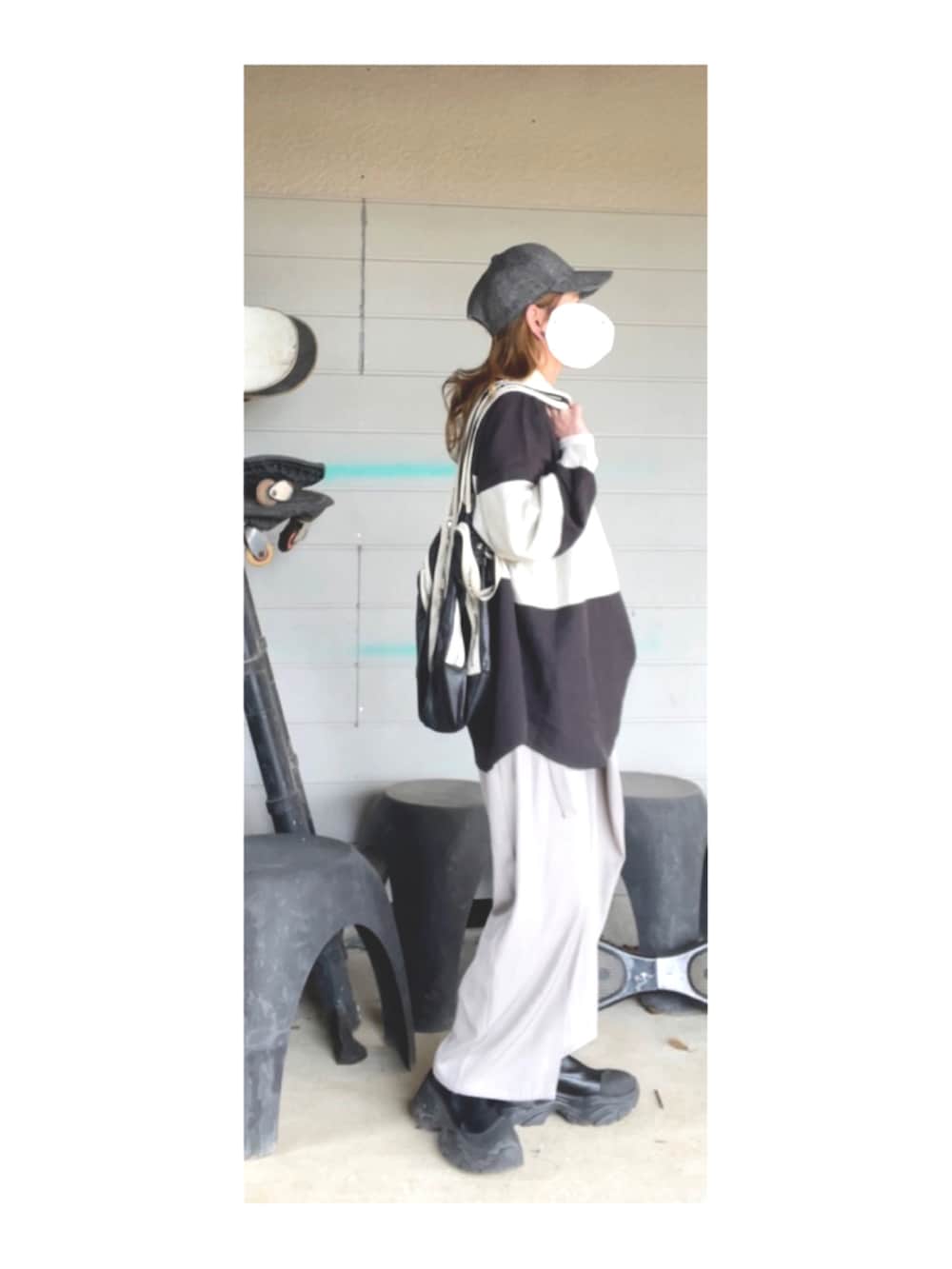 ブラック系のTシャツ/カットソー、グレー系のパンツ、ブラック系のバッグを着用したレディースの春コーディネートの2枚目の写真