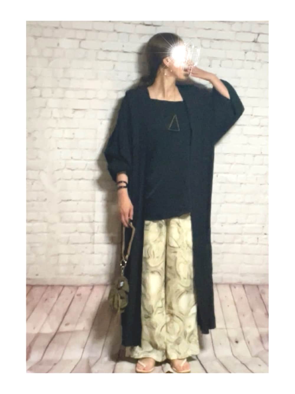 ブラック系のその他トップス、ブラック系のキャミソール、ホワイト系のその他パンツを着用したレディースの夏コーディネートの2枚目の写真