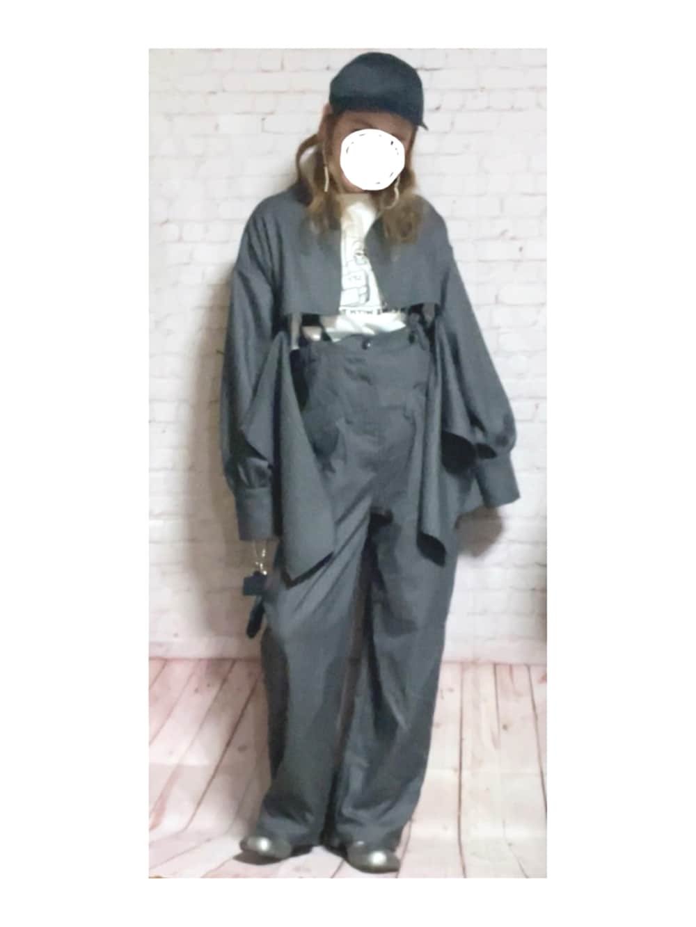 ホワイト系のTシャツ/カットソー、グレー系のノーカラージャケット、グレー系のその他パンツを着用したレディースの春コーディネートの2枚目の写真