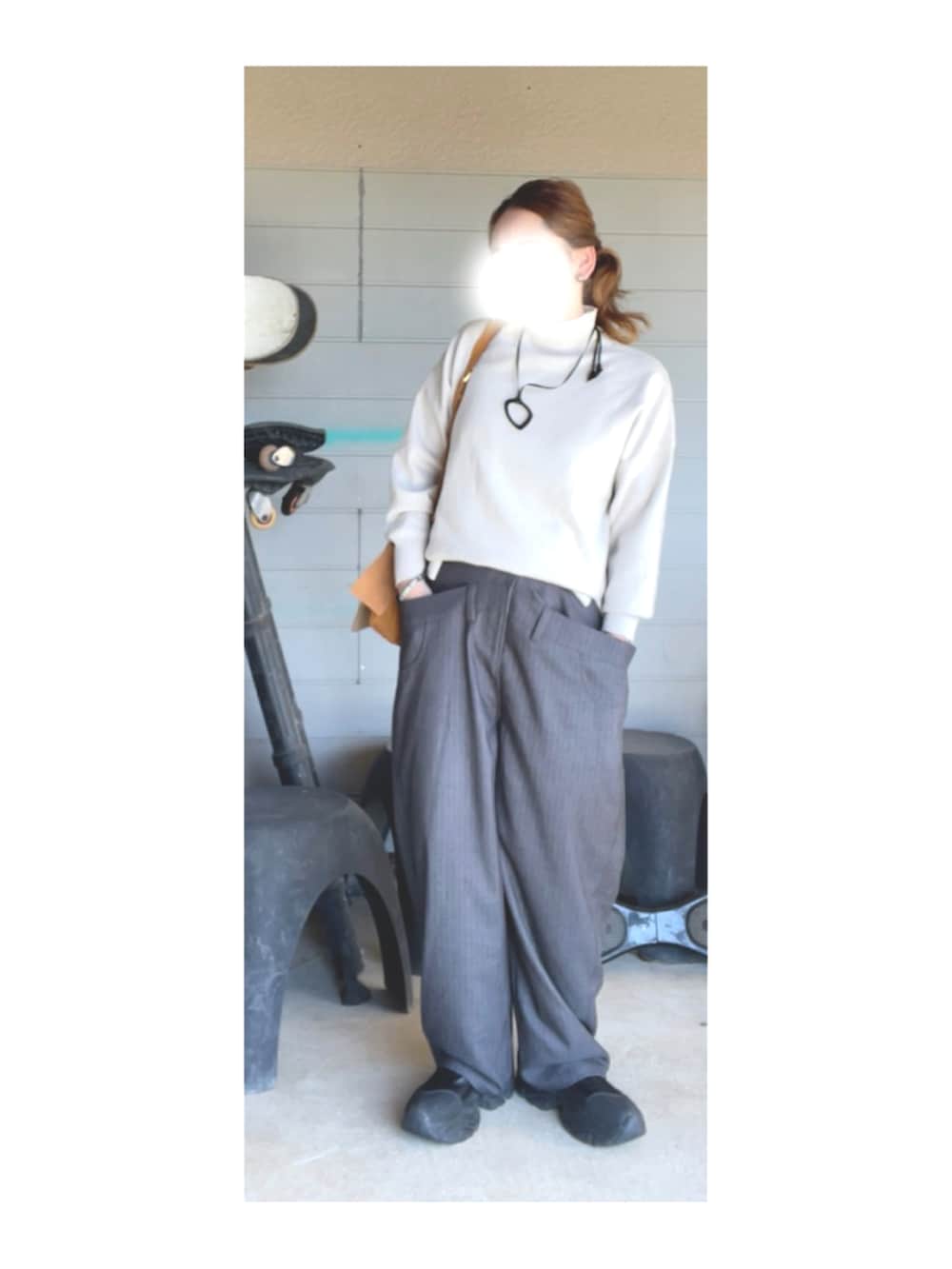 ホワイト系のニット/セーター、グレー系のその他パンツ、ブラウン系のショルダーバッグを着用したレディースの春コーディネートの2枚目の写真