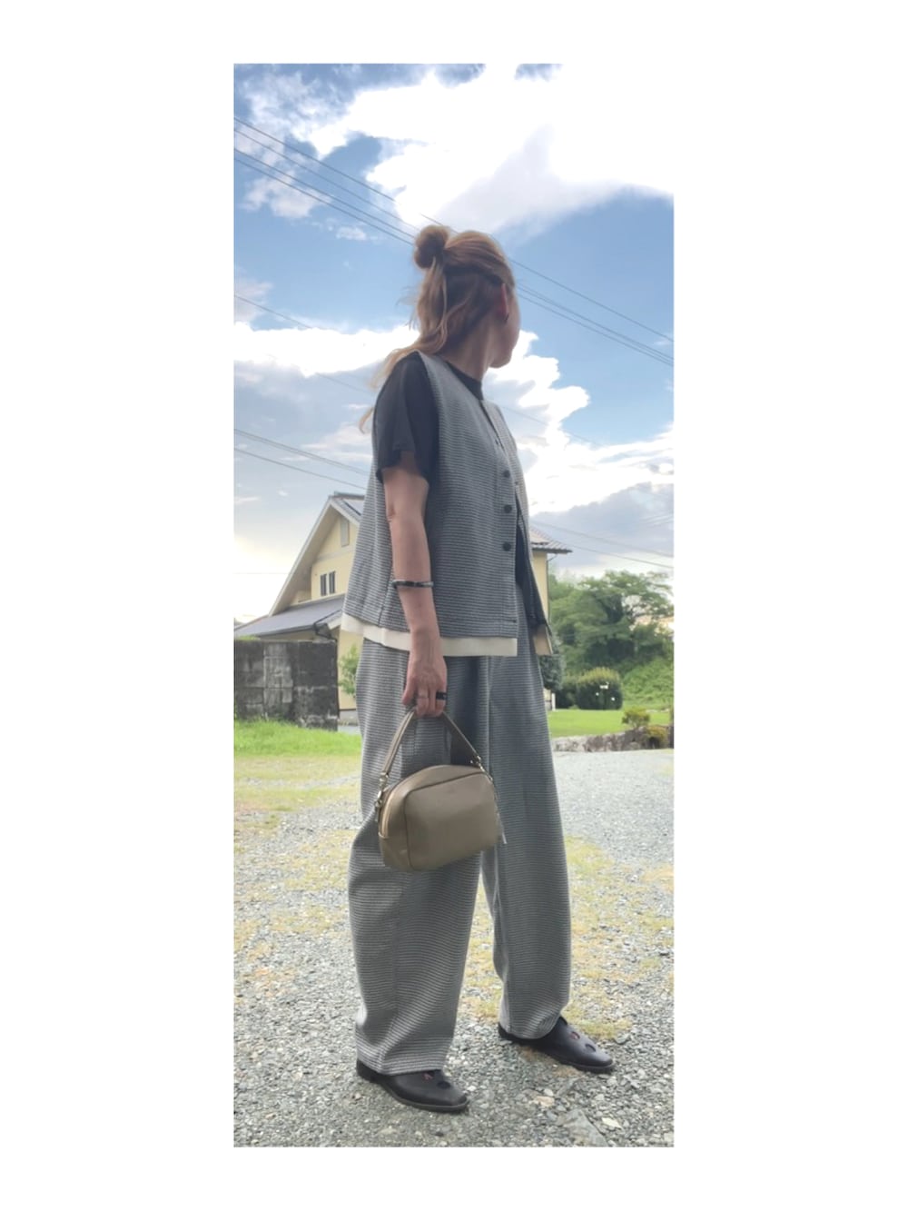 ブラック系のTシャツ/カットソー、ブラック系のベスト、ブラック系のパンツを着用したレディースの夏コーディネートの3枚目の写真