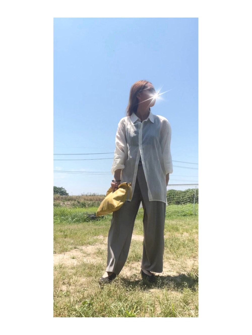 ホワイト系のシャツ/ブラウス、グレー系のパンツ、イエロー系のクラッチバッグを着用したレディースの夏コーディネートの3枚目の写真