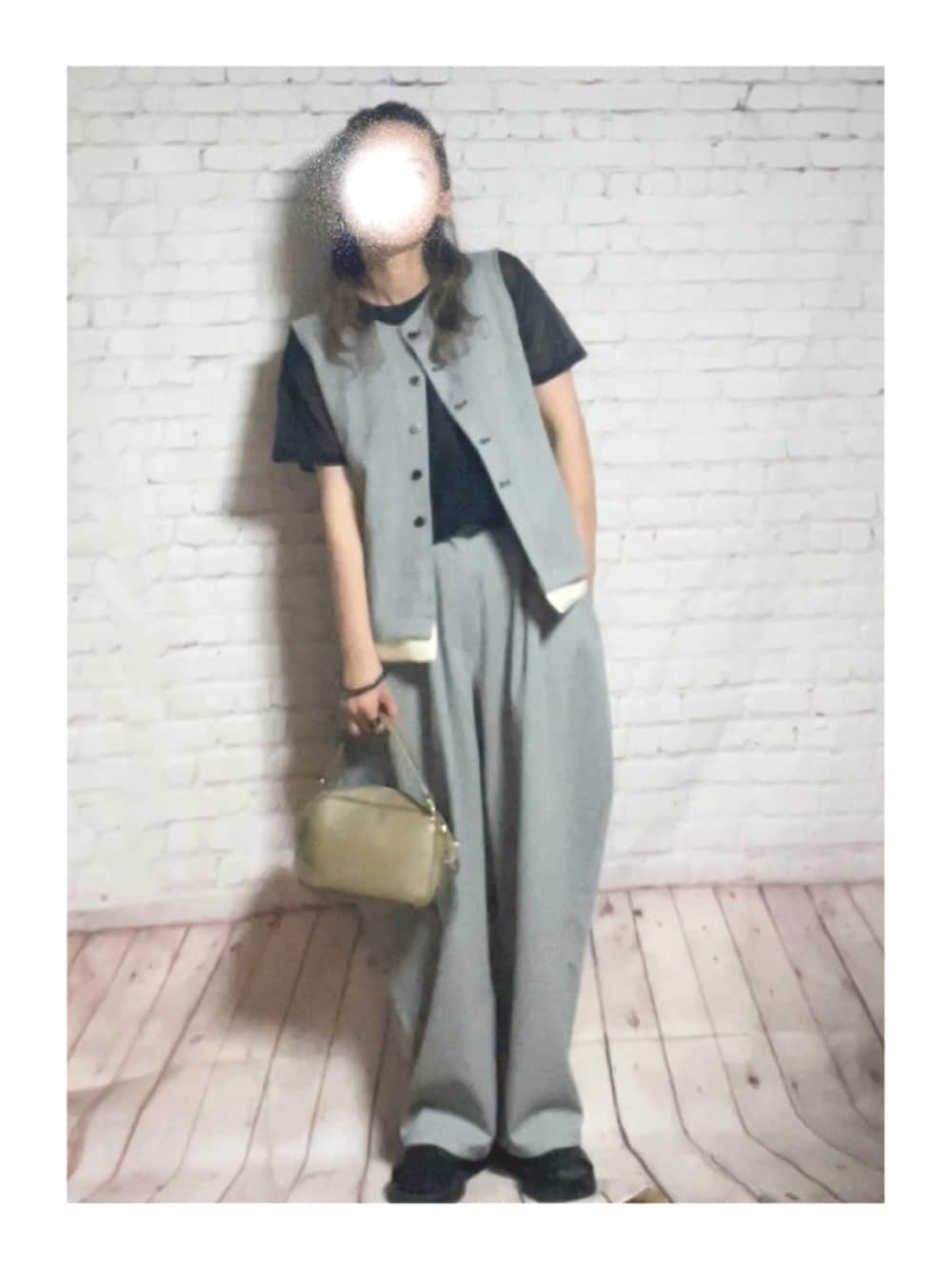 ブラック系のTシャツ/カットソー、ブラック系のベスト、ブラック系のパンツを着用したレディースの夏コーディネートの2枚目の写真