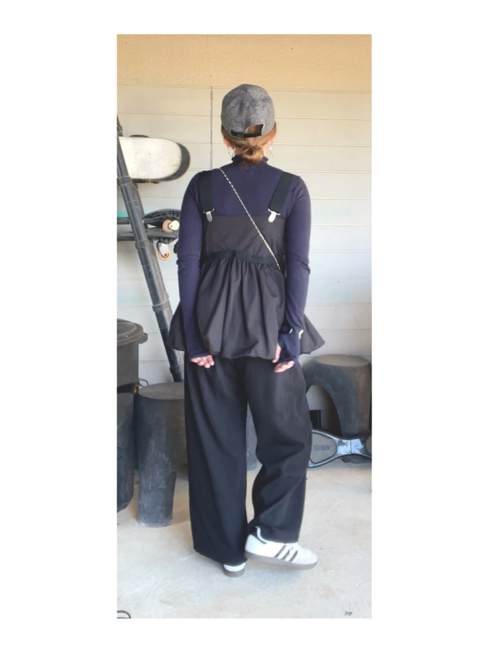 ブルー系のニット/セーター、ブラック系のベスト、ブラック系のパンツを着用したレディースの春コーディネートの3枚目の写真