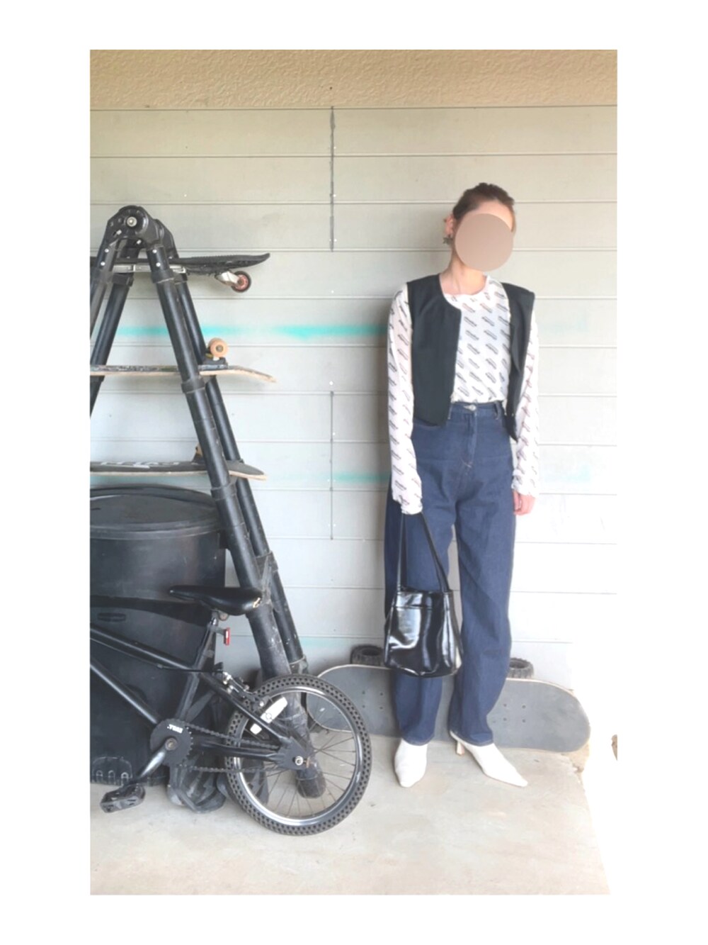 ホワイト系のTシャツ/カットソー、グリーン系のベスト、ブルー系のデニムパンツを着用したレディースの春コーディネートの2枚目の写真