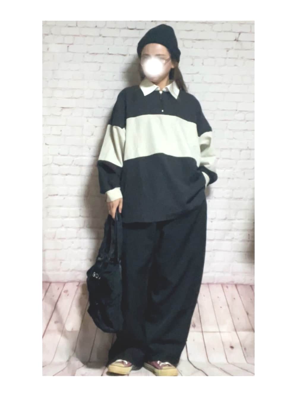ブラック系のTシャツ/カットソー、ブラック系のサロペット/オーバーオール、ブラック系のトートバッグを着用したレディースの秋コーディネートの2枚目の写真