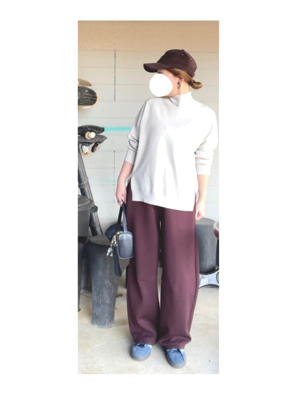 ホワイト系のニット/セーター、ブラウン系のパンツ、ブルー系のハンドバッグを着用したレディースの冬コーディネートの2枚目の写真