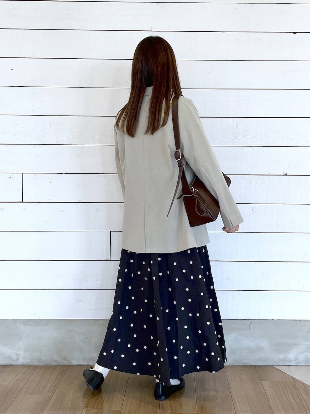 ブラック系のバレエシューズ、ベージュ系のテーラードジャケット、その他のスカートを着用したレディースの春コーディネートの3枚目の写真