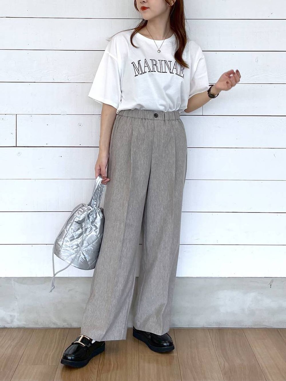 「骨格ナチュラル、低身長、きれいめ、カジュアル、GLOBAL WORK、低身長_GLOBALWORK、150～155cm_GLOBALWORK、Tシャツ、パンツ、ゆったり、体型カバー、秋コーデ、おでかけ、旅行、シンプルコーデ」｜「GLOBAL WORKのエアかる厚底ローファー/136031（ローファー、ブラック系）」を使った、ひらりぃ❀さん（レディース・152cm）の夏コーディネートの4枚目の写真