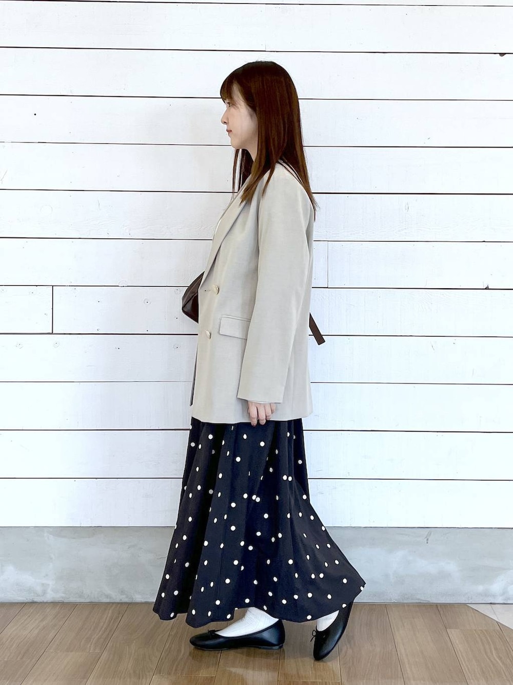 ブラック系のバレエシューズ、ベージュ系のテーラードジャケット、その他のスカートを着用したレディースの春コーディネートの2枚目の写真