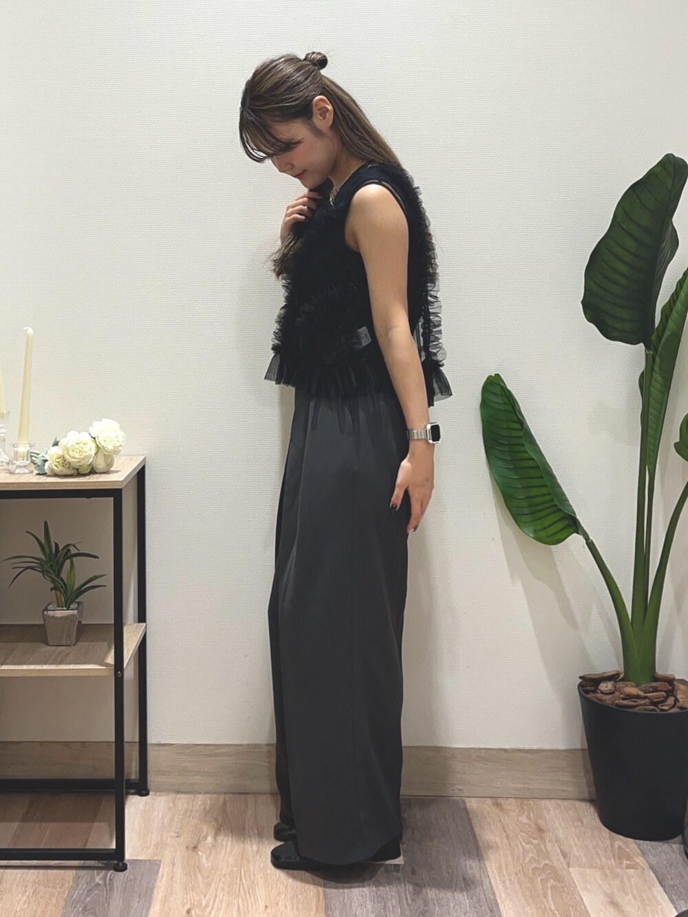 グレー系のスラックス、ブラック系のTシャツ/カットソー、ブラック系のベルトを着用したレディースの夏コーディネートの5枚目の写真