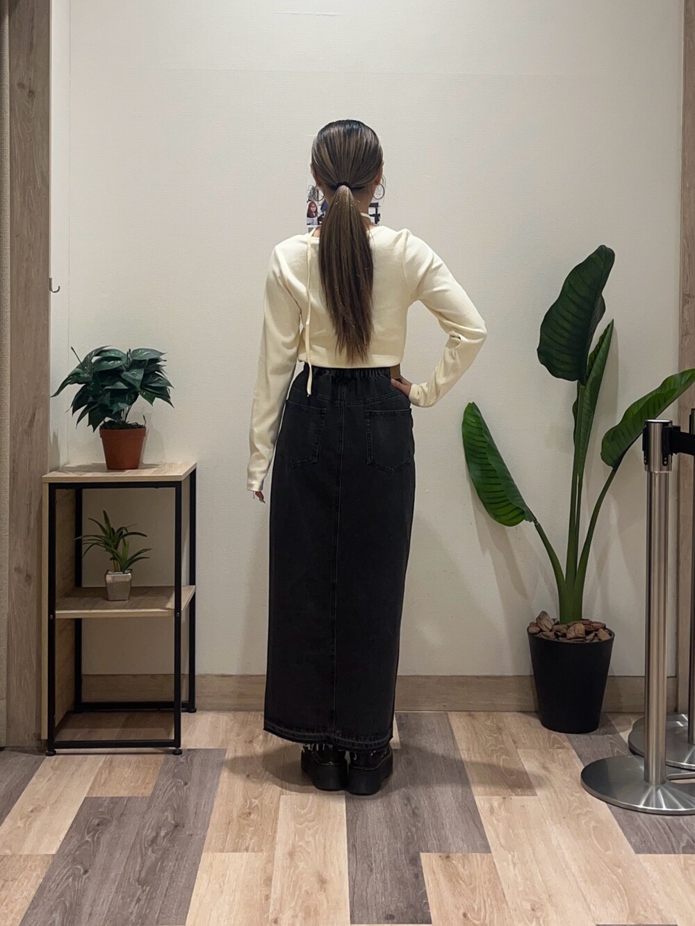 ホワイト系のTシャツ/カットソー、ブラック系のスカートを着用したレディースの秋コーディネートの4枚目の写真