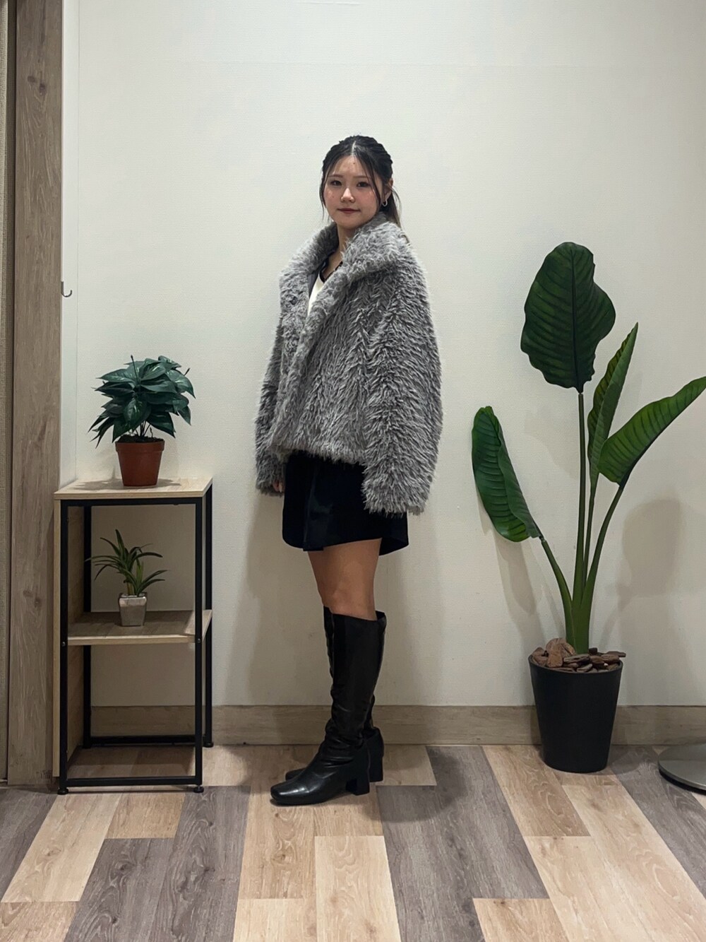 ホワイト系のニット/セーター、グレー系のブルゾン、ブラック系のブーツを着用したレディースの秋コーディネートの5枚目の写真