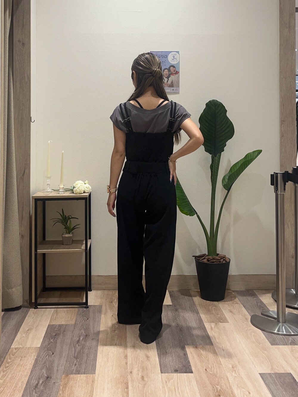 ブラック系のつなぎ/オールインワン、グレー系のTシャツ/カットソーを着用したレディースの秋コーディネートの3枚目の写真