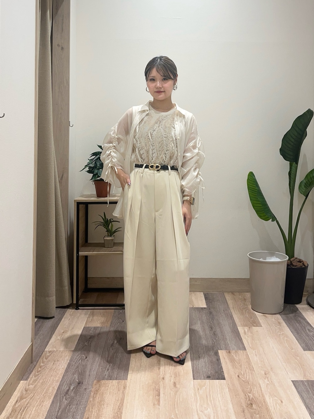 ホワイト系のスラックス、ホワイト系のシャツ/ブラウス、ホワイト系のニット/セーターを着用したレディースの夏コーディネートの2枚目の写真