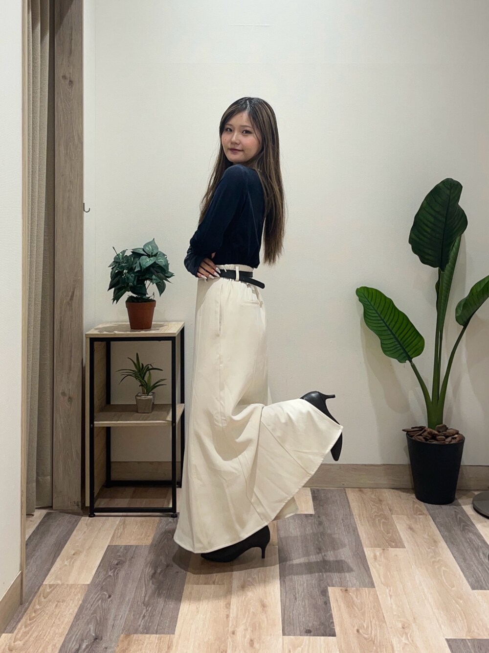 ホワイト系のスカート、ブルー系のTシャツ/カットソー、ブラック系のベルトを着用したレディースの秋コーディネートの4枚目の写真