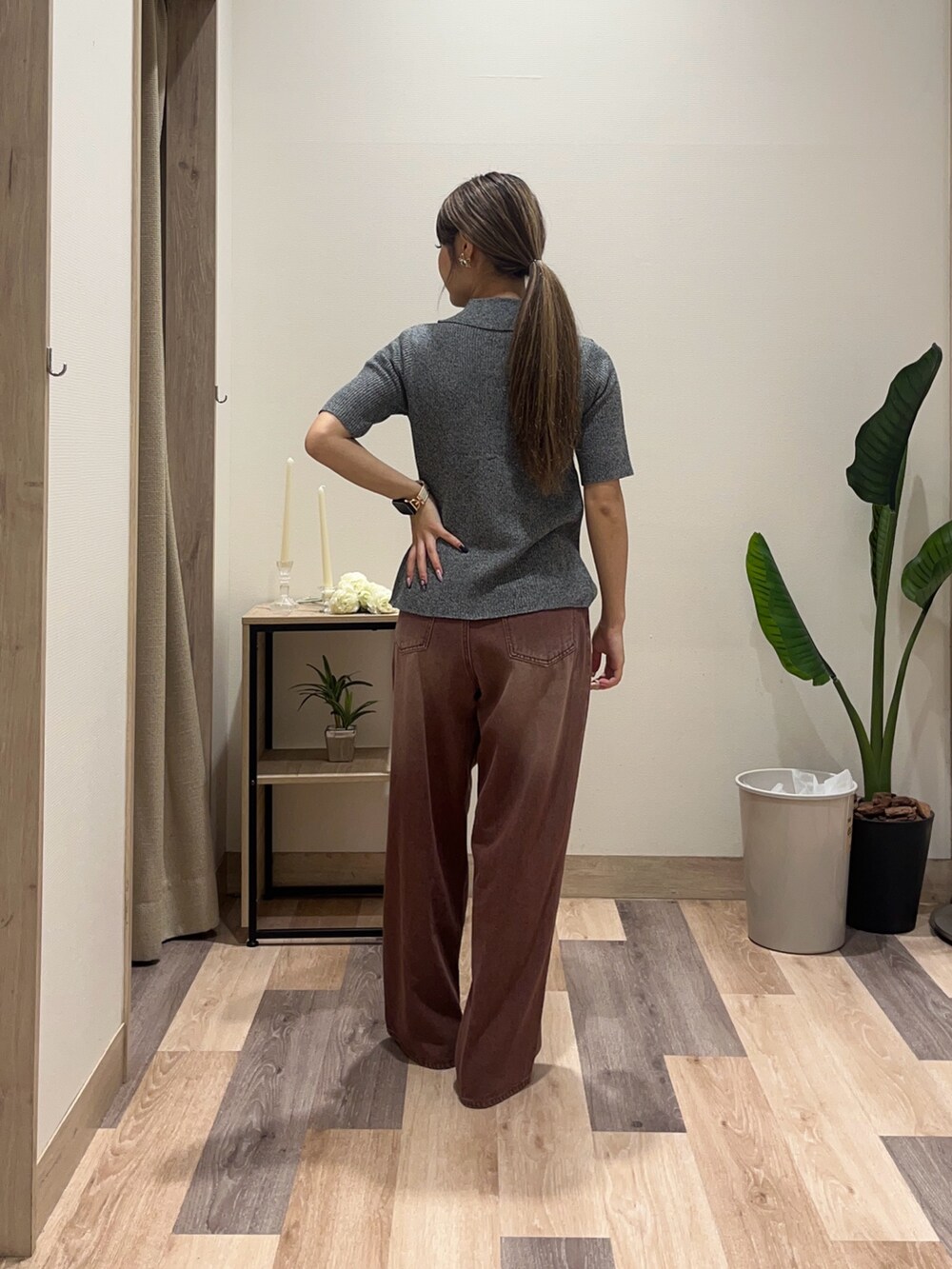 グレー系のカーディガン/ボレロ、ブラウン系のその他パンツを着用したレディースの夏コーディネートの3枚目の写真