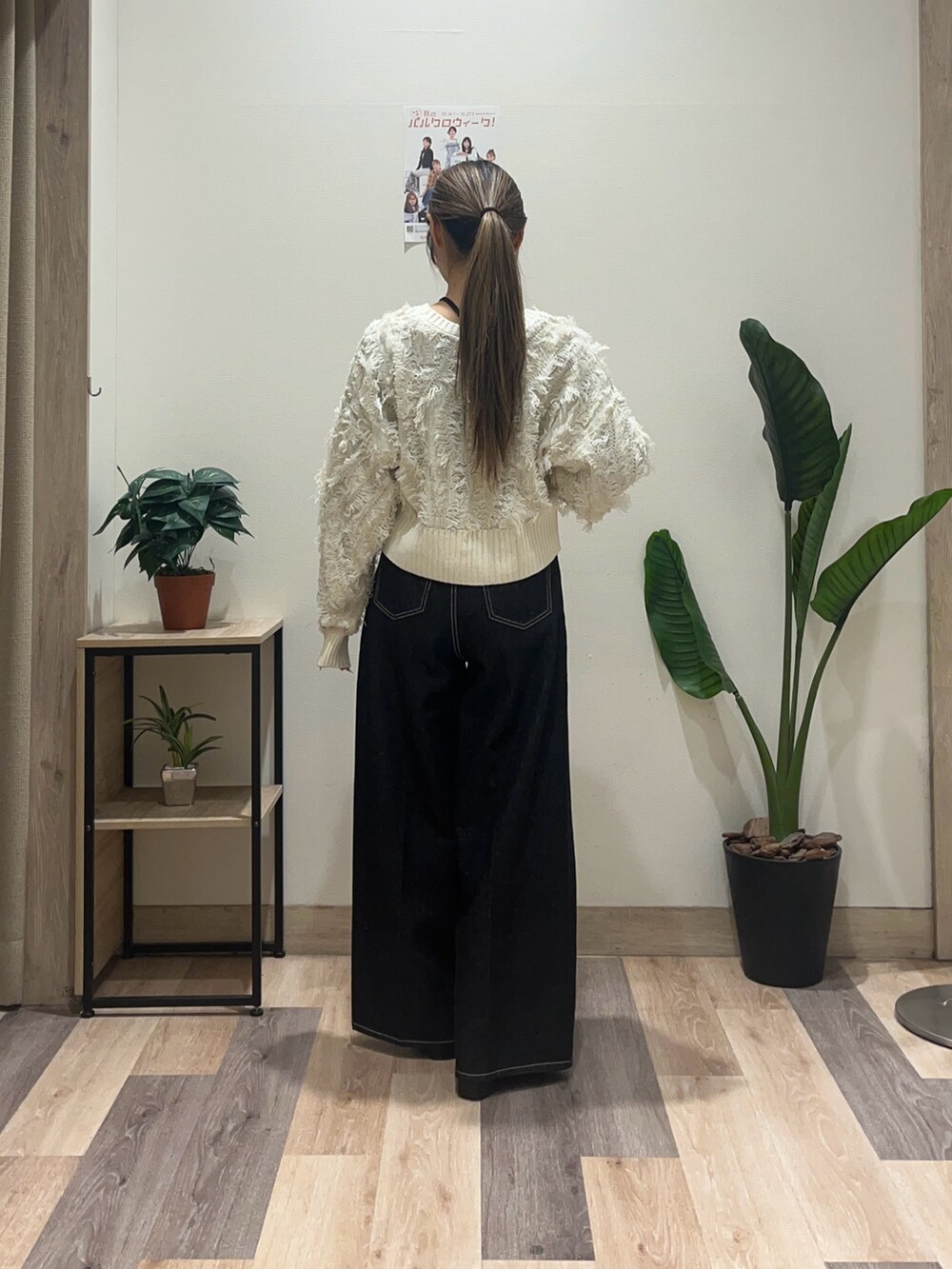 ホワイト系のカーディガン/ボレロ、ブラック系のTシャツ/カットソー、ブラック系のその他パンツを着用したレディースの秋コーディネートの4枚目の写真