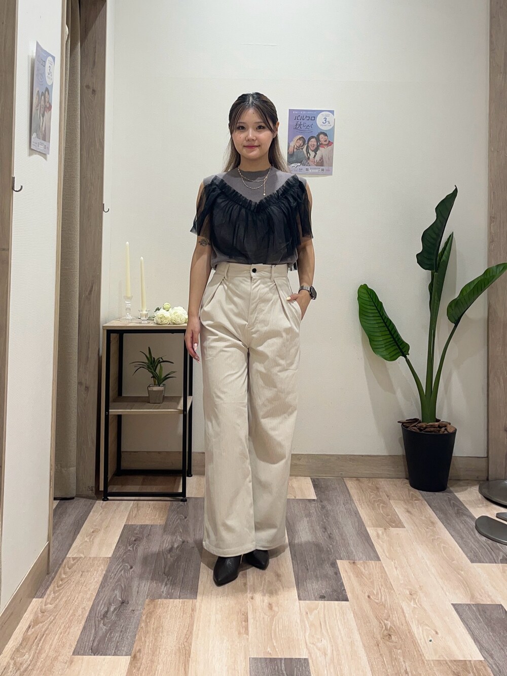 ホワイト系のその他パンツ、グレー系のニット/セーターを着用したレディースの秋コーディネートの2枚目の写真