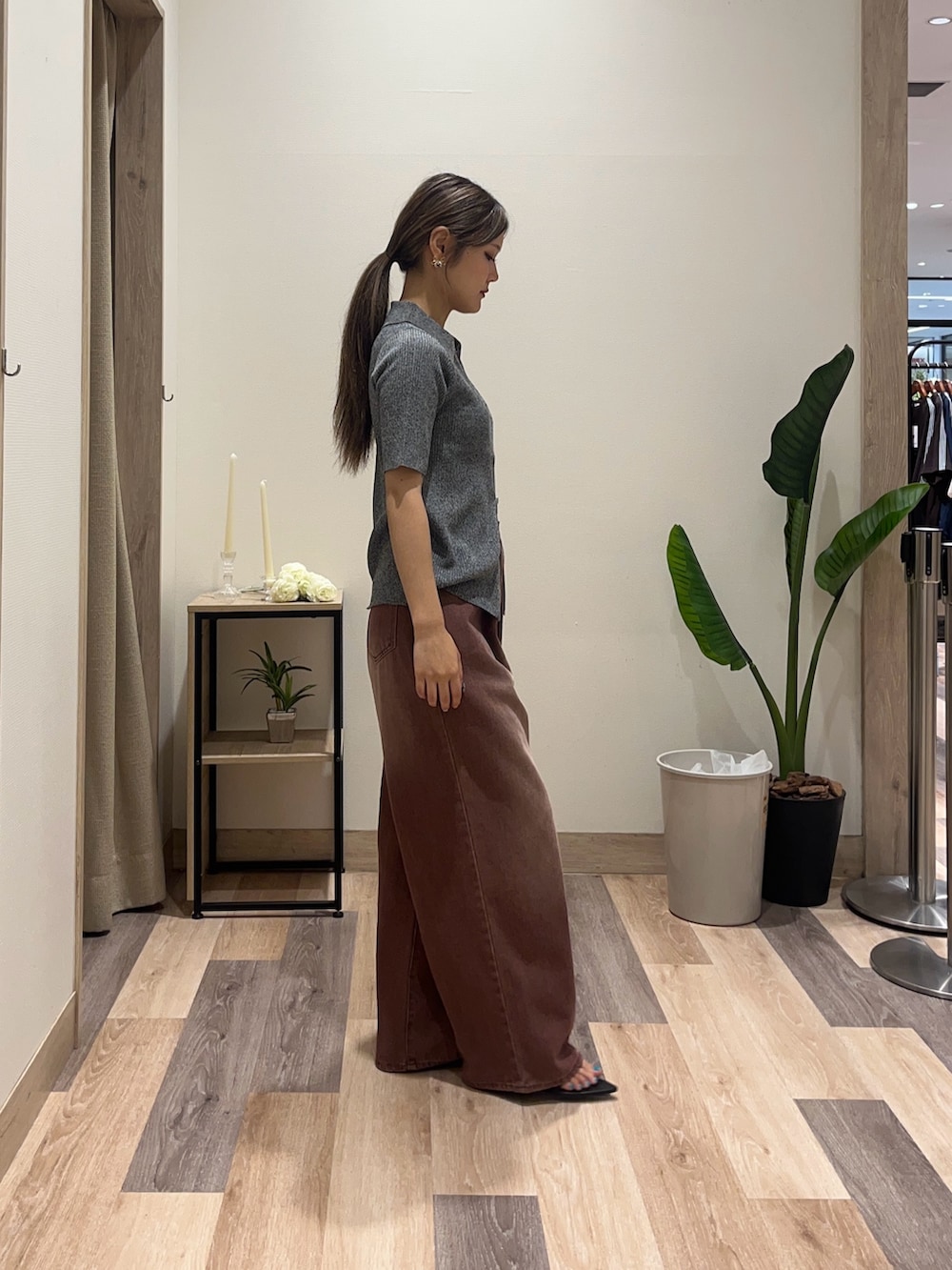 グレー系のカーディガン/ボレロ、ブラウン系のその他パンツを着用したレディースの夏コーディネートの2枚目の写真