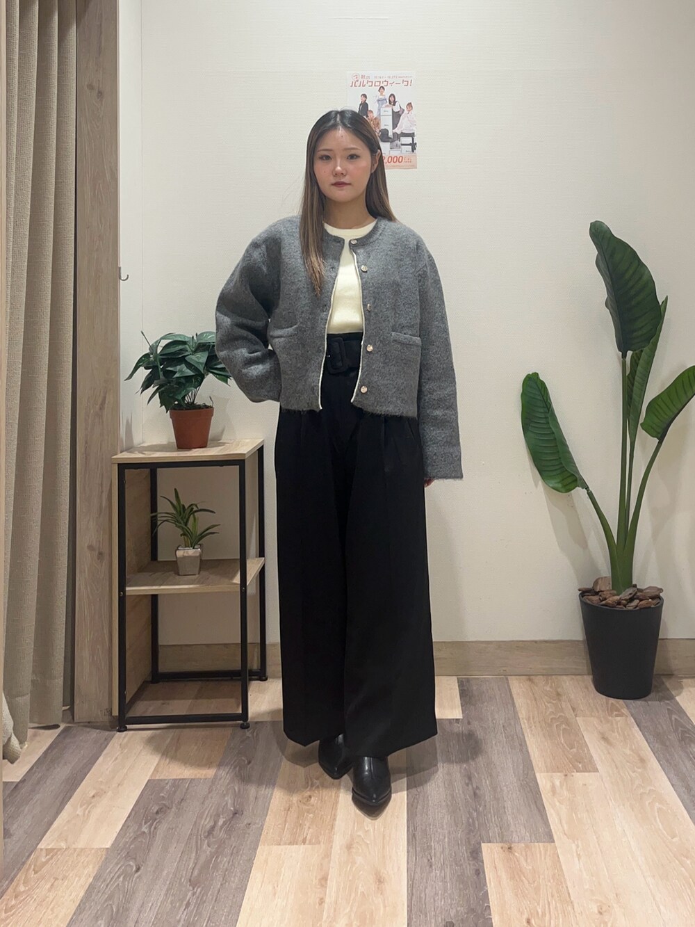 ブラック系のスラックス、グレー系のブルゾン、ホワイト系のニット/セーターを着用したレディースの秋コーディネートの2枚目の写真