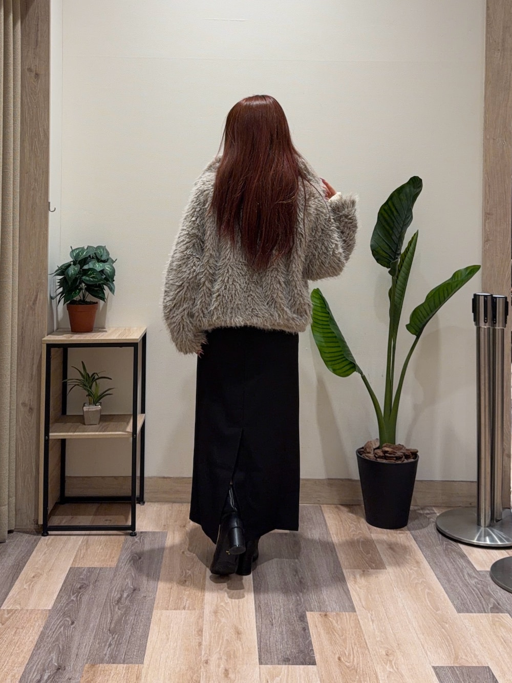 ベージュ系のブルゾン、ホワイト系のニット/セーター、ブラック系のブーツを着用したレディースの冬コーディネートの3枚目の写真