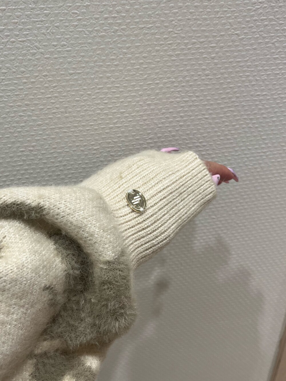 ホワイト系のニット/セーター、ブラック系のブルゾン、ブルー系のスカートを着用したレディースの秋コーディネートの6枚目の写真