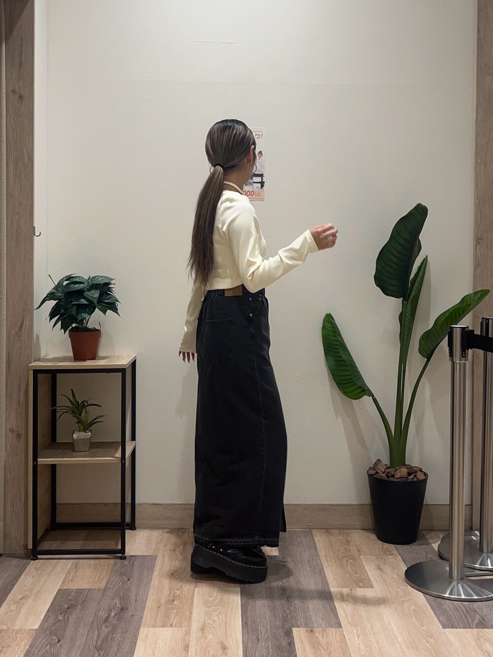 ホワイト系のTシャツ/カットソー、ブラック系のスカートを着用したレディースの秋コーディネートの3枚目の写真