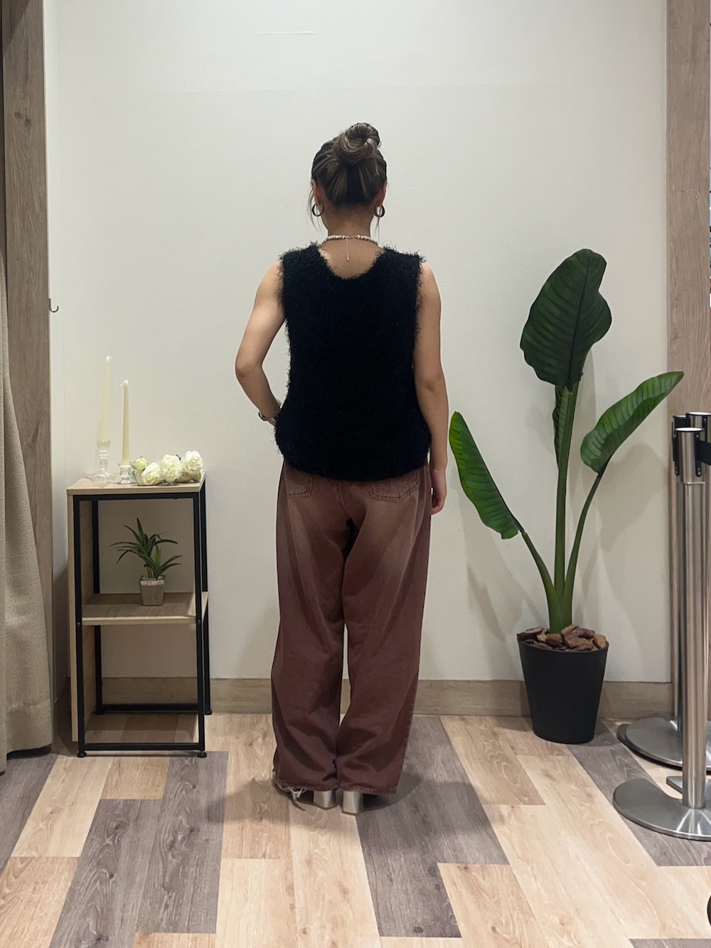 ブラウン系のその他パンツ、ホワイト系のニット/セーターを着用したレディースの夏コーディネートの4枚目の写真