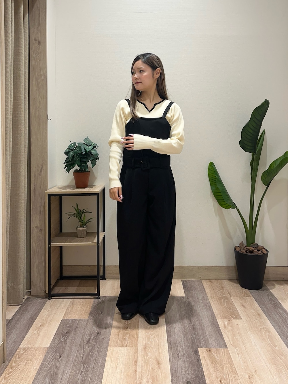 ブラック系のつなぎ/オールインワン、ホワイト系のニット/セーターを着用したレディースの秋コーディネートの2枚目の写真