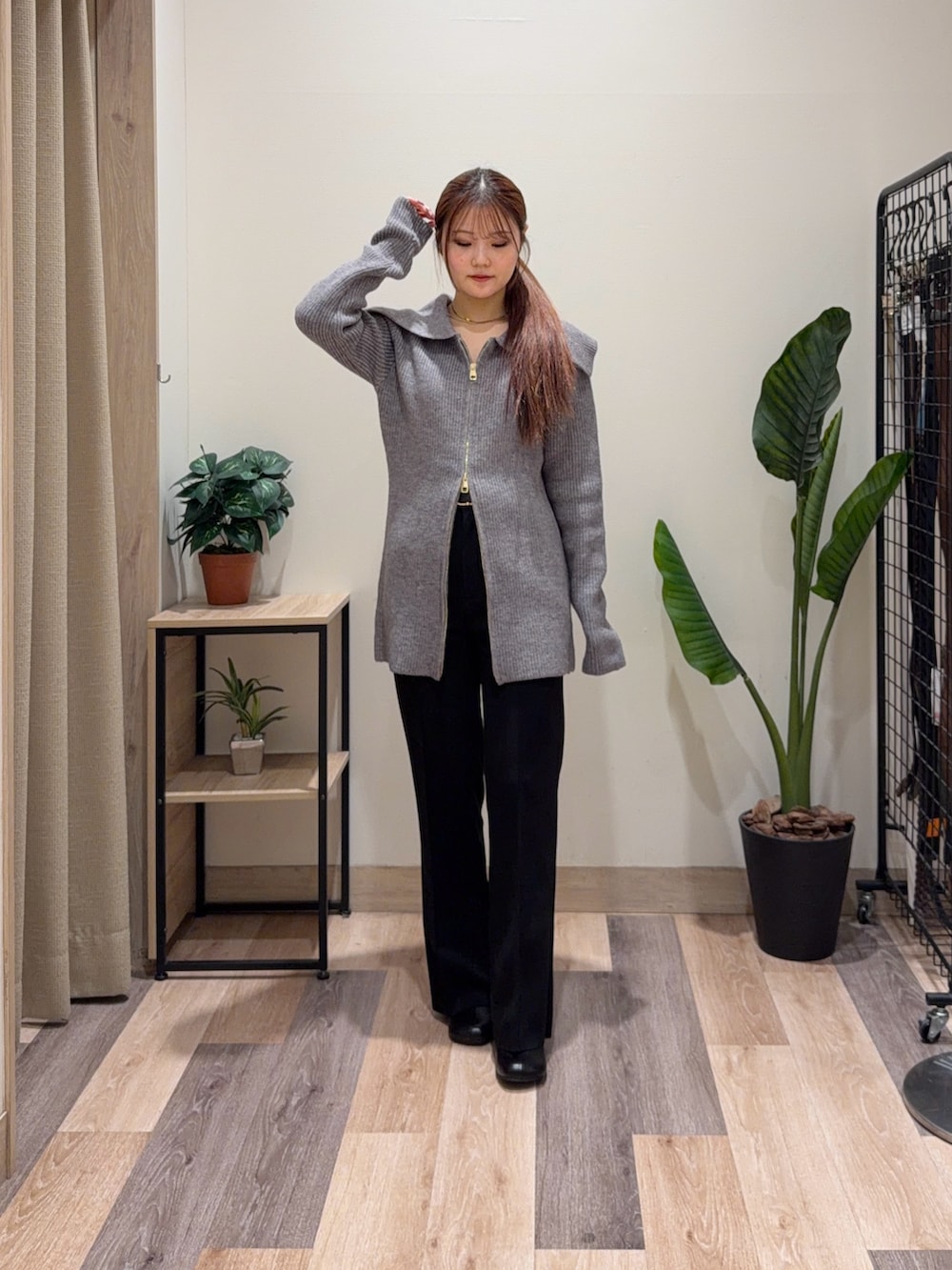 ブラック系のその他パンツ、グレー系のカーディガン/ボレロ、ブラック系のベルトを着用したレディースの冬コーディネートの2枚目の写真