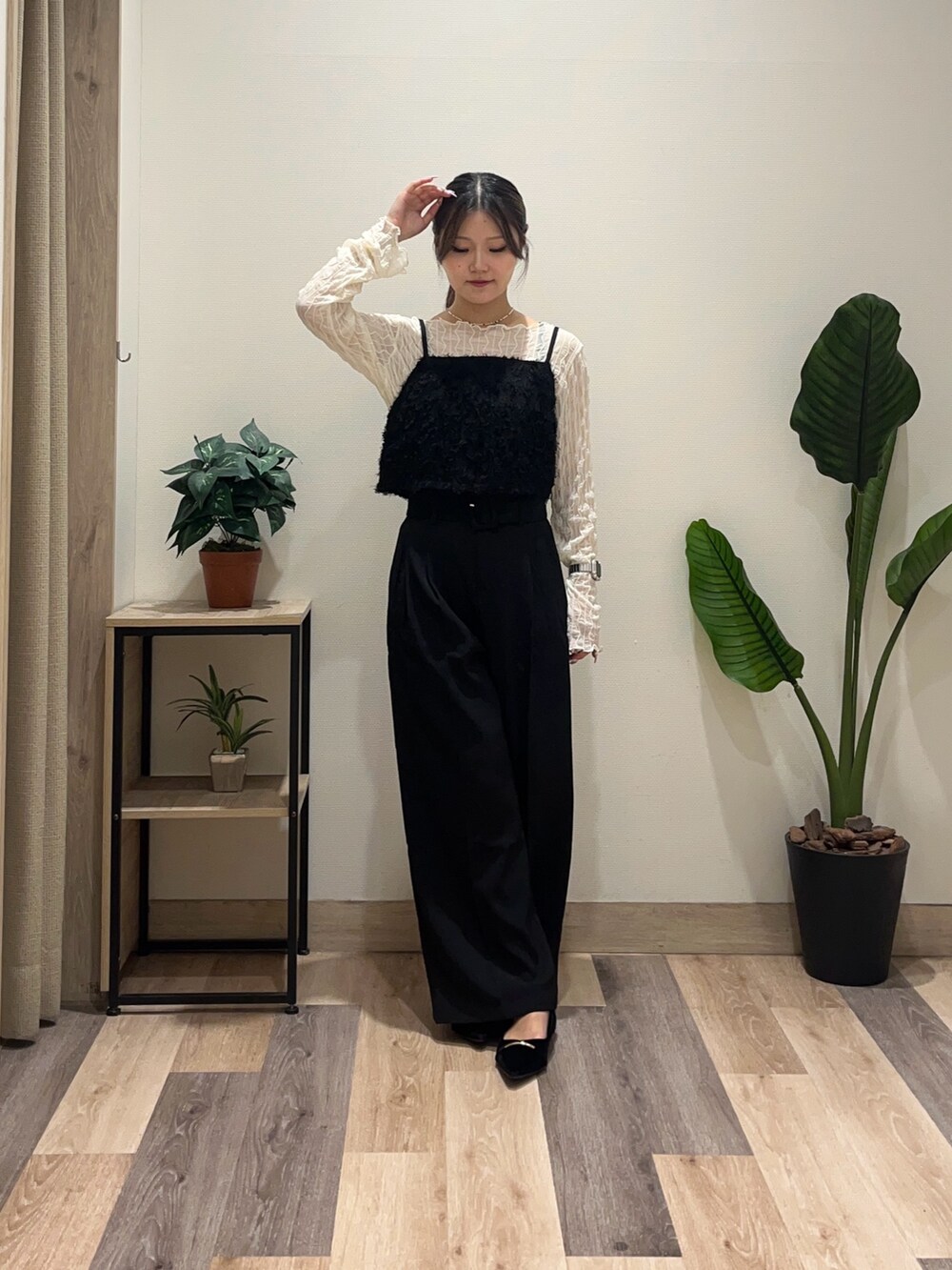 ブラック系のスラックス、ブラック系のパンプス、ホワイト系のTシャツ/カットソーを着用したレディースの秋コーディネートの2枚目の写真