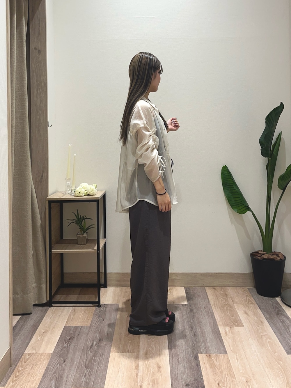 ホワイト系のシャツ/ブラウス、ブラック系のボストンバッグ、グレー系のつなぎ/オールインワンを着用したレディースの夏コーディネートの3枚目の写真