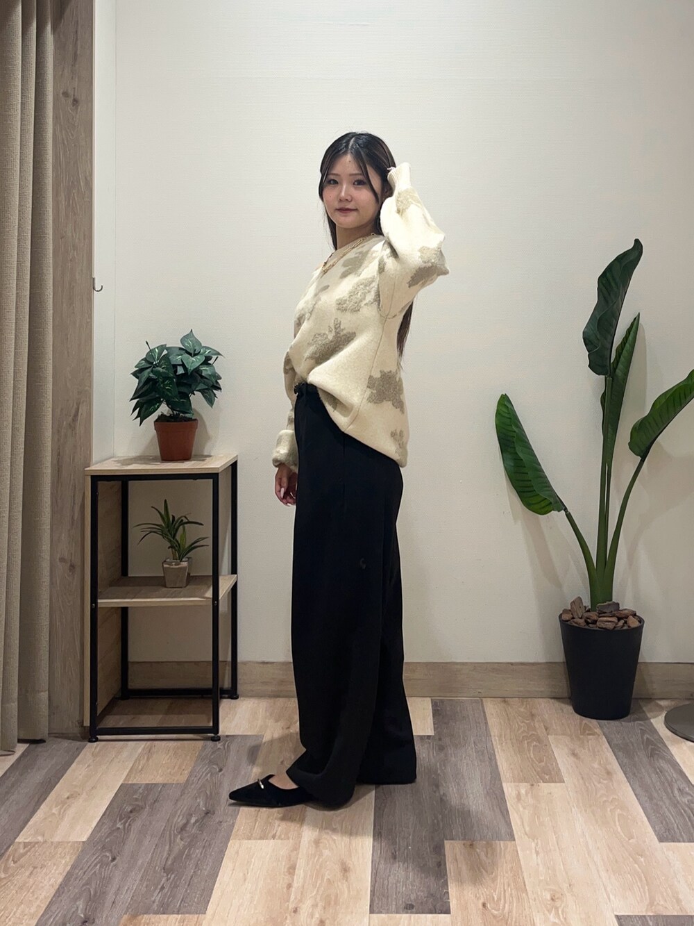 ホワイト系のニット/セーター、ブラック系のその他パンツ、ブラック系のパンプスを着用したレディースの秋コーディネートの4枚目の写真