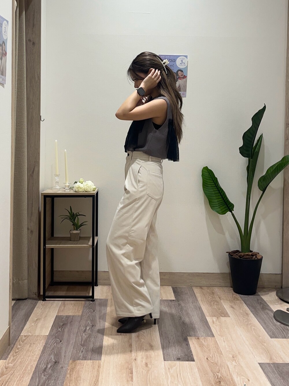 ホワイト系のその他パンツ、グレー系のニット/セーターを着用したレディースの秋コーディネートの4枚目の写真